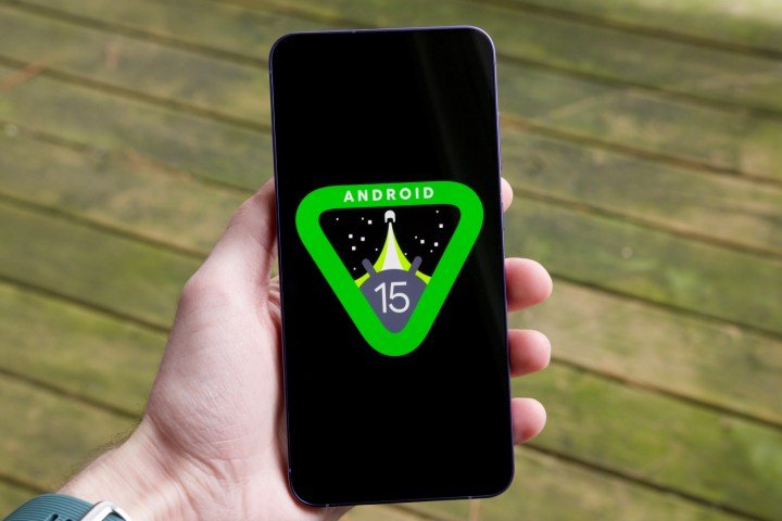 Android-15-logo-on-phone-3